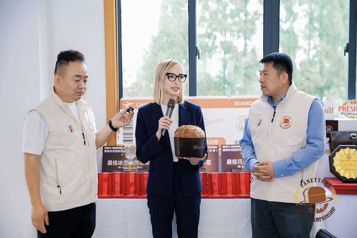 Novacart representative showcasing Inkless baking molds at the Panettone China Championship