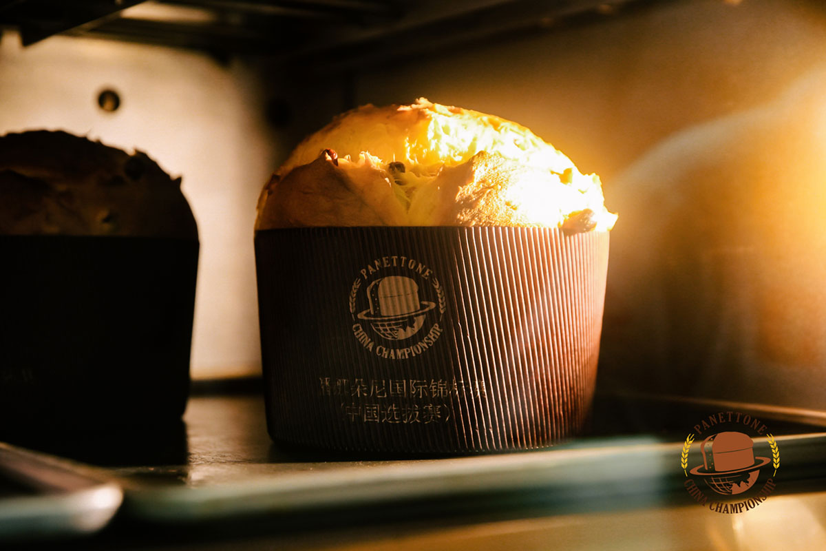 Panettone baking in inkless baking molds