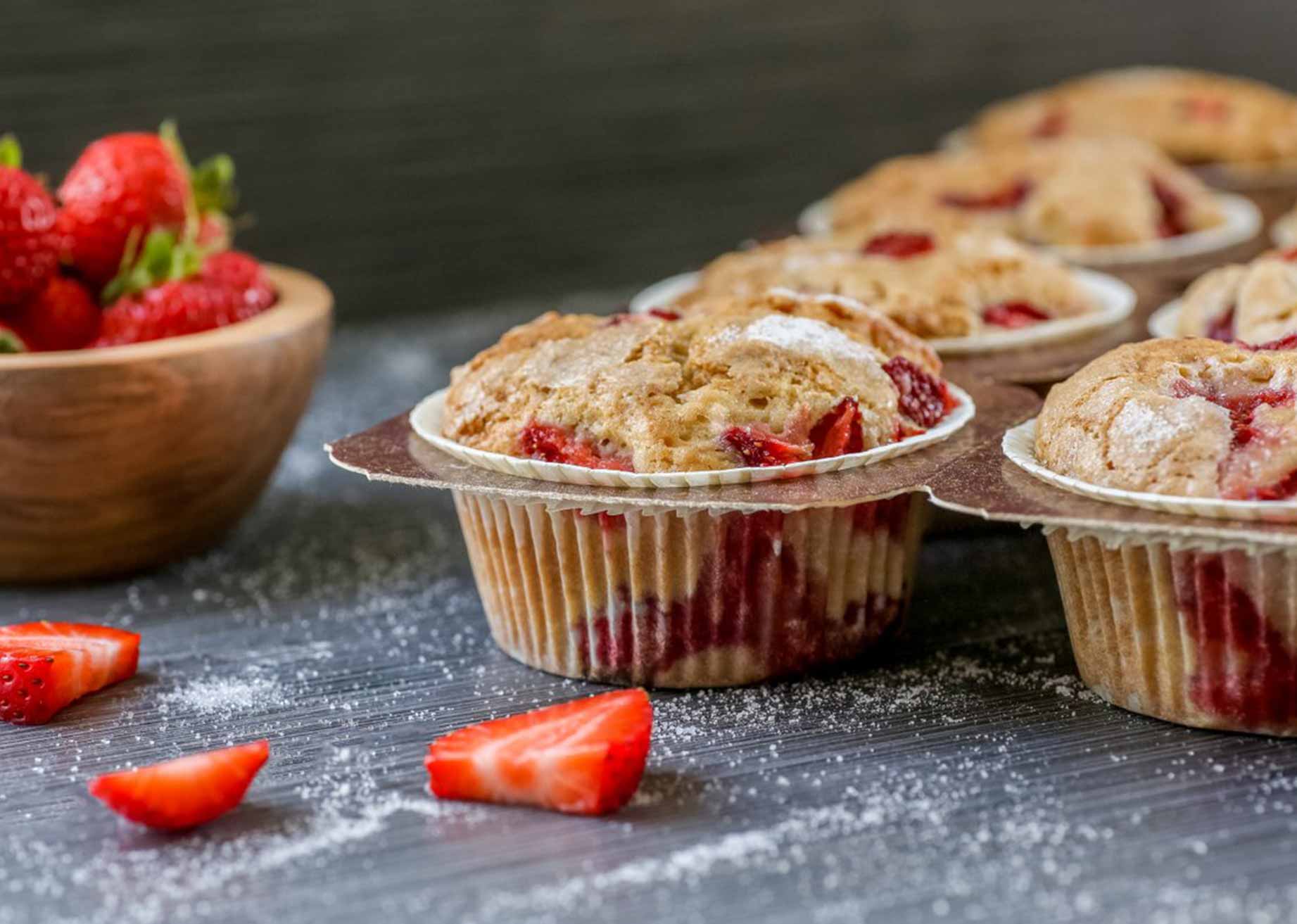 Teglia NTS Novacart con muffin alle fragole di lato