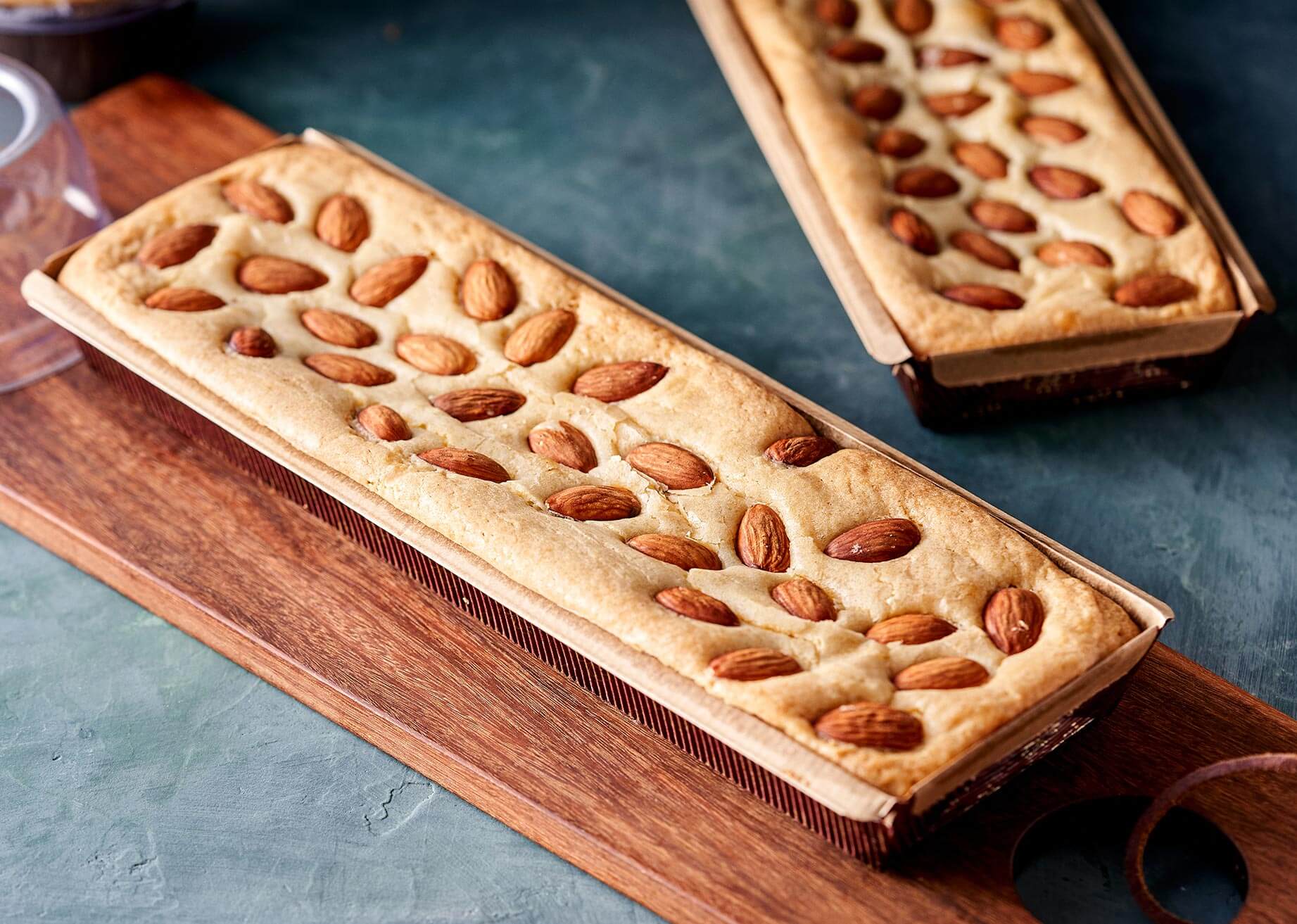 Almond and pecan plum cakes in Novacart PM molds