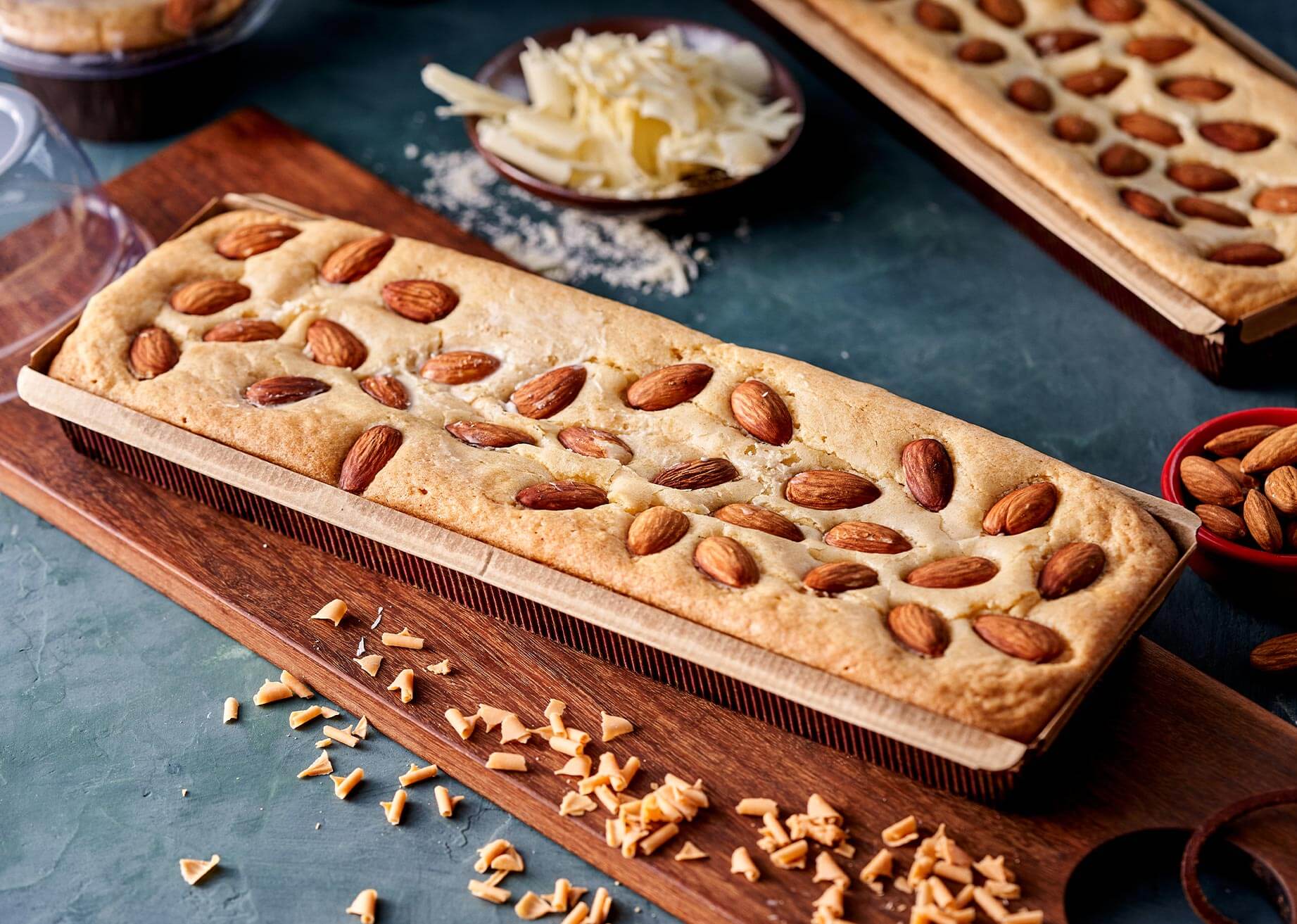 Plum cake mandorle e noci pecan in uno stampo in carta Novacart