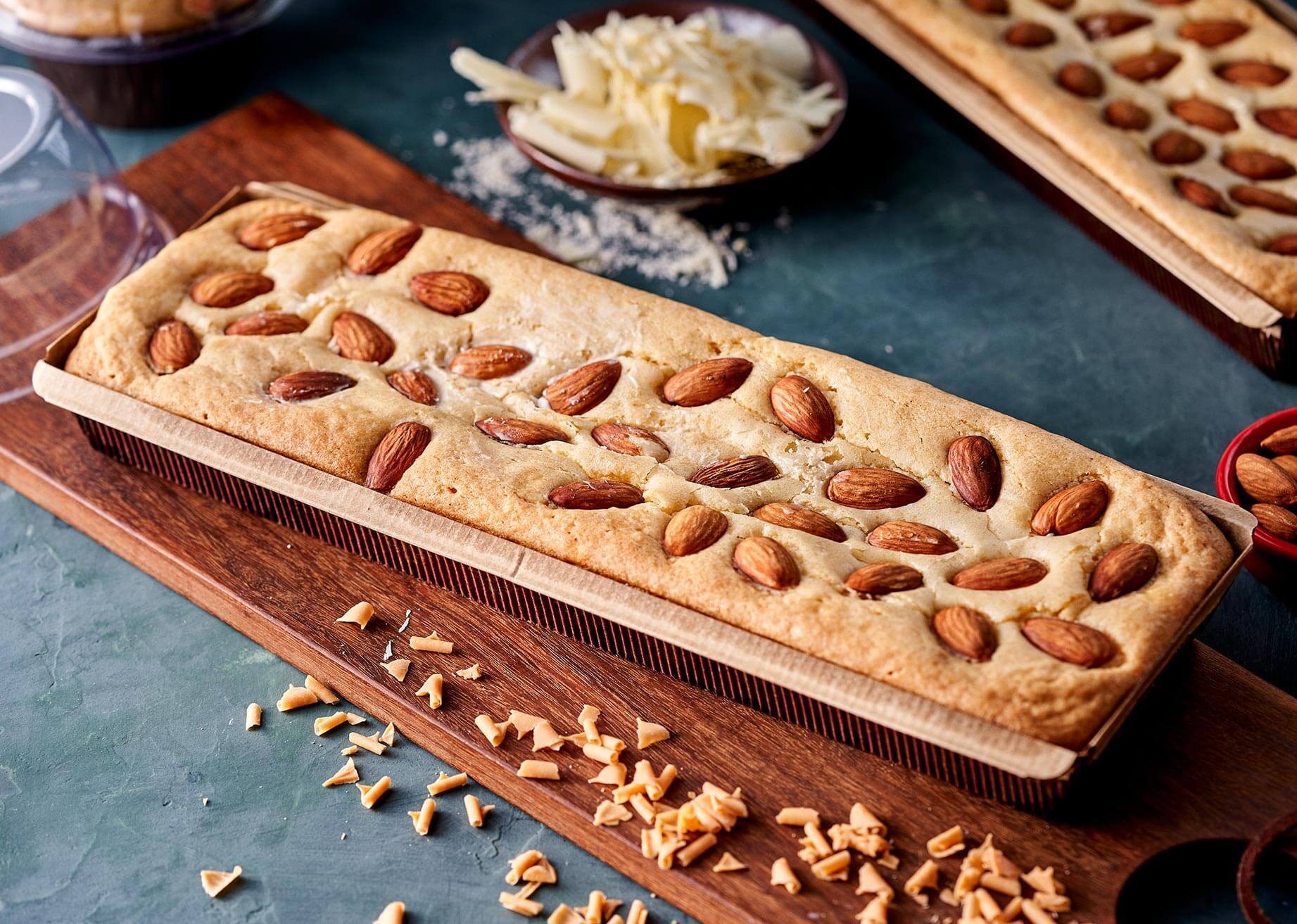 Plum cake mandorle e noci pecan in uno stampo in carta e cartoncino Novacart