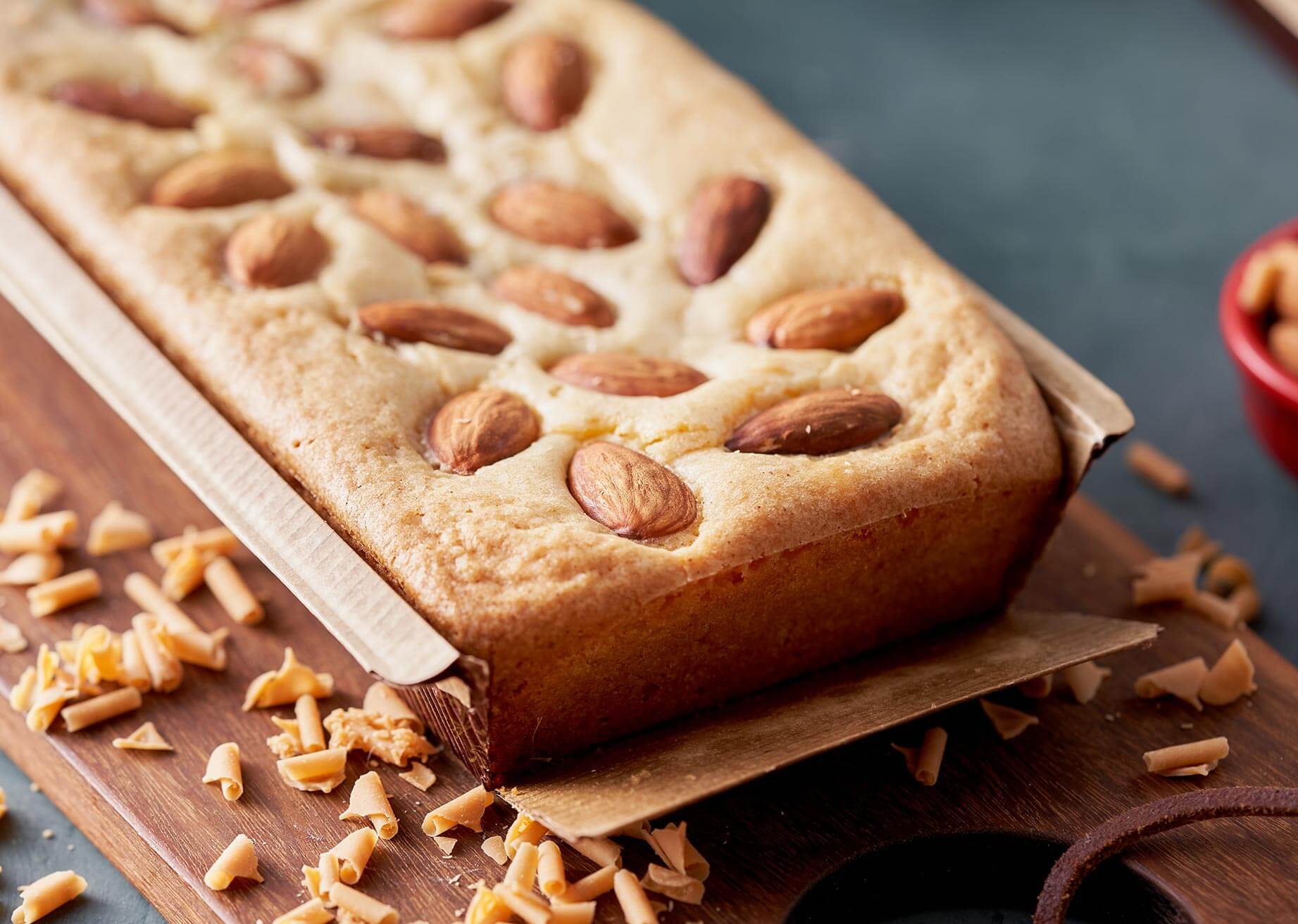 Plum cake mandorle e noci pecan in uno stampo in carta Novacart dettaglio