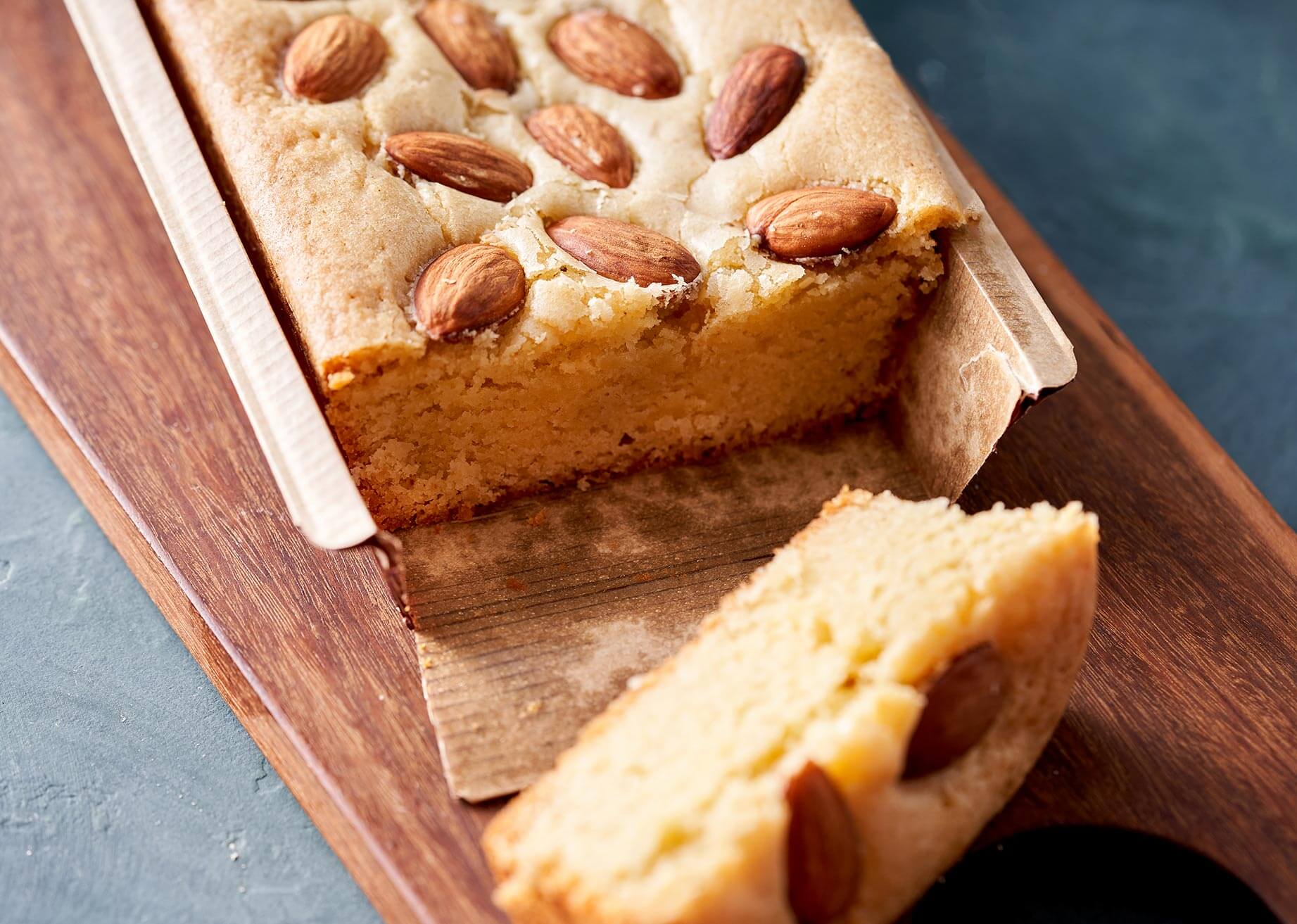 Dettaglio plum cake mandorle e noci pecan in uno stampo in carta Novacart