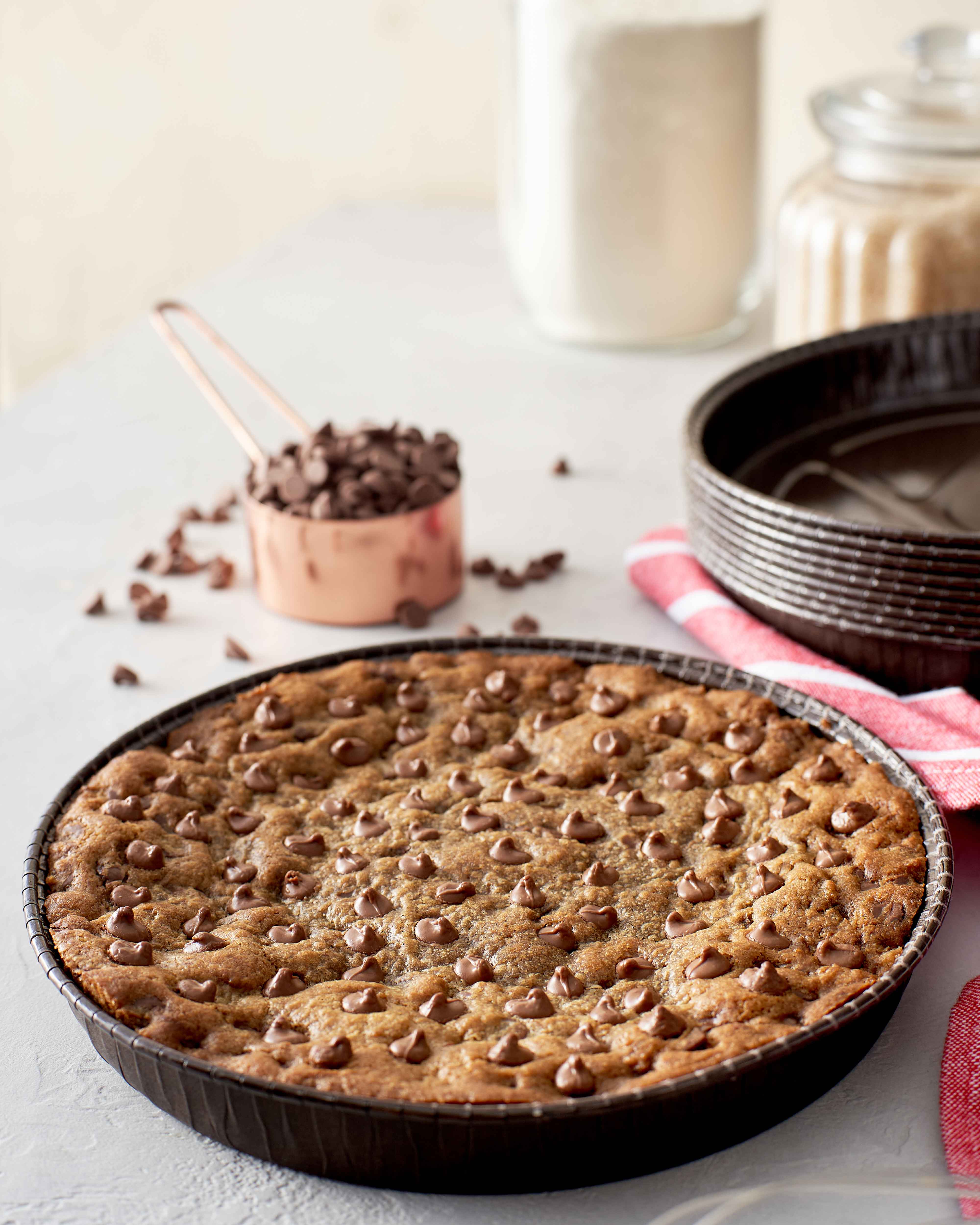 Cocoa tart with chocolate chips in Novacart baking mold