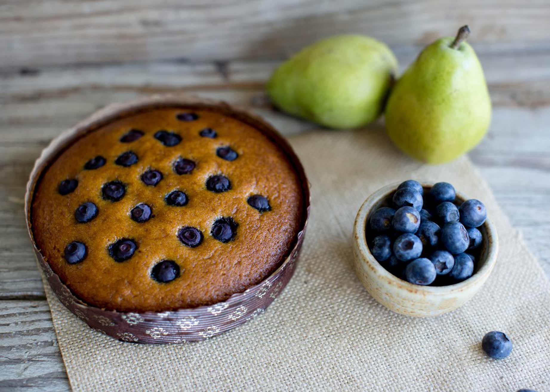 torta pere e mirtilli nello stampo novacart