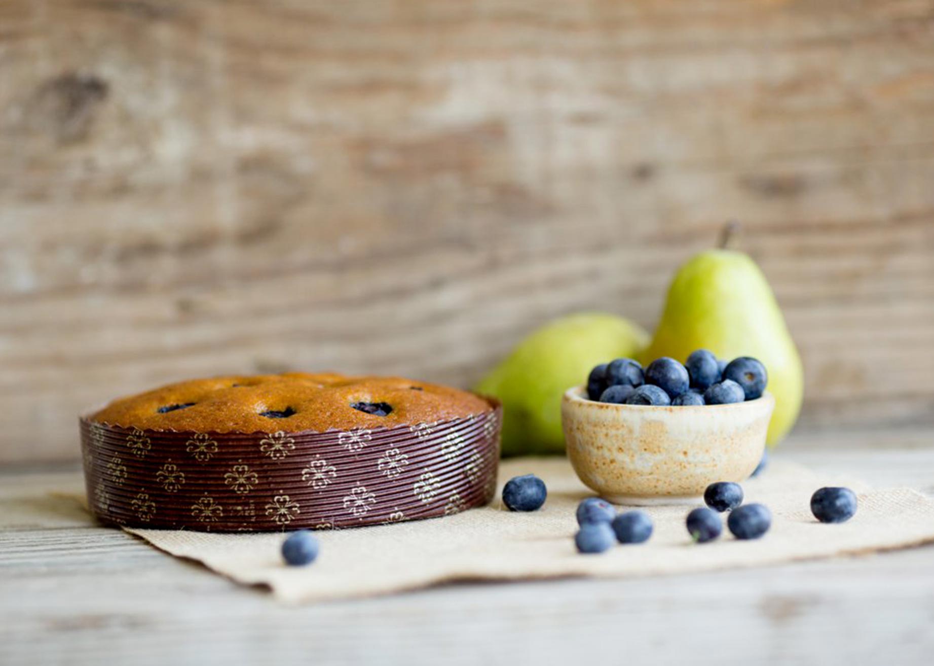 pear and blueberry cake in novacart MBB paper mold